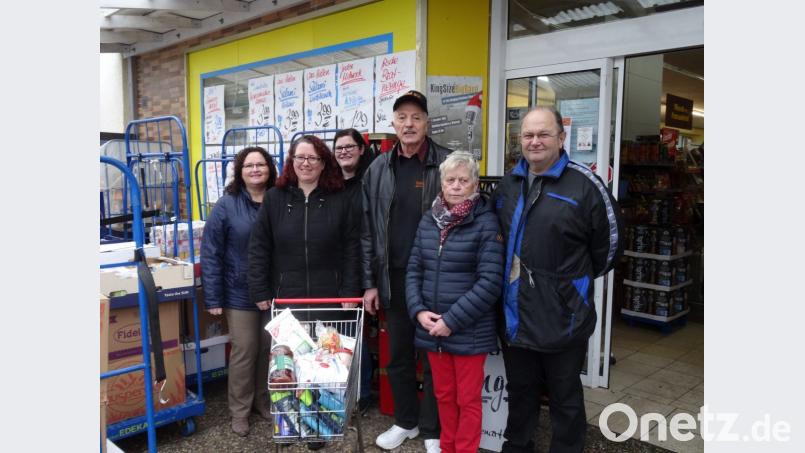 Stolz präsentiert Andrea Egner (Zweite von links) einen Teill der Spenden. Bild: jub