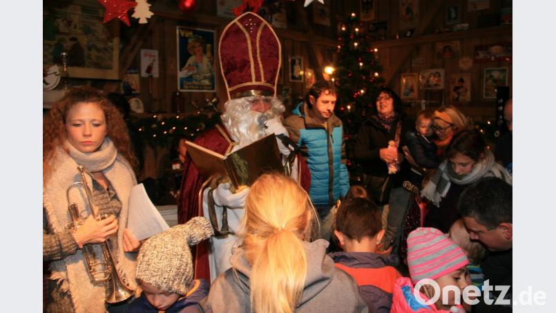 Nach Einbruch der Dunkelheit stattet der Nikolaus den Kindern einen Besuch ab - begleitet von einem Engel mit Trompete. Bild: wro