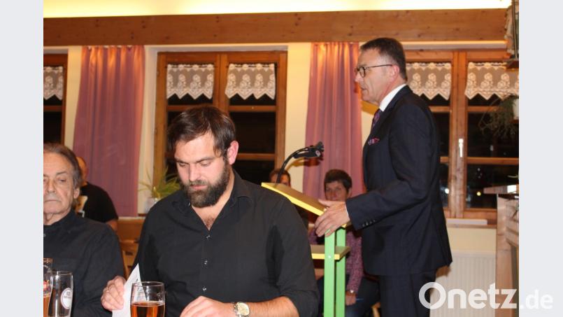 Beim Thema Fördergelder lauscht ATSV-Vorsitzender Jürgen Steinhauser interessiert den Ausführungen von Franz Stahl. Bild: hä