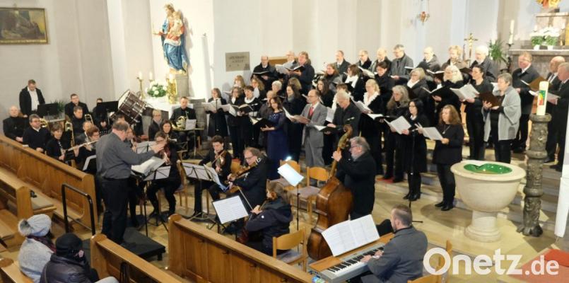 Ihnen galt der besondere Applaus und die Hochachtung für die Aufführung des Meisterwerks: Chor, Orchester und Solisten unter Leitung von Dekanatskirchenmusiker Michael Koch. Bild: mab