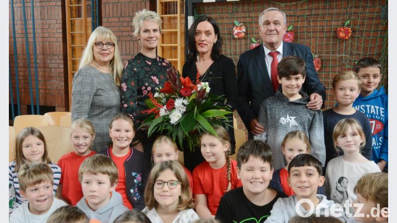 Hinter den Kindern steht die neue Schulleiterin Tanja Willax-Nickl (Zweite von rechts) zusammen mit OB Kurt Seggewiß, Konrektorin Ingrid Meyer (links) und leitender Schulamtsdirektorin Christine Söllner. Bild: Gabi Schönberger