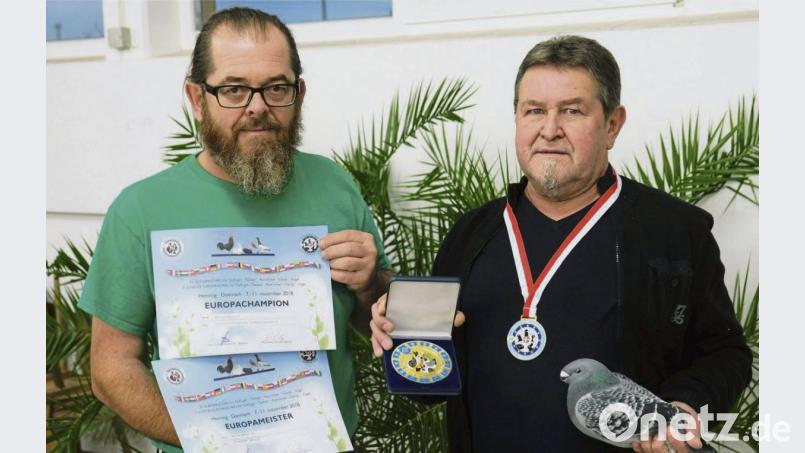 Taubenzüchter Bernhard Müller (rechts) und Werner Kennel (links), Vorsitzender des Kleintierzuchtvereins Eschenbach, freuen sich über den Erfolg bei der Europaschau in Dänemark. Bild: do