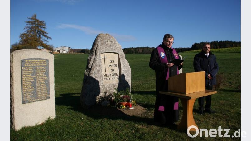 Die Gedenkfeier am Helmbrechtser Kriegerdenkmal gestalten Stadtpfarrer Bernd Philipp und zweiter Bürgermeister Karl Busch gemeinsam. Bild: wro