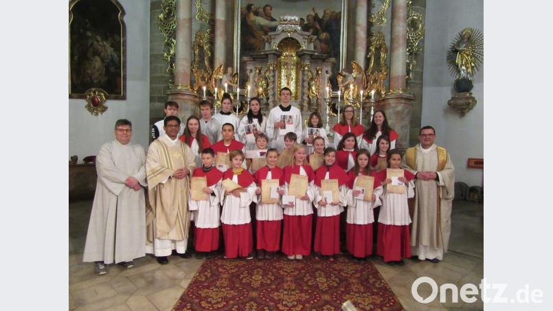 Freudige Erwartung verspürten die neuen „Minis“ (vorne), ein wenig Wehmut die ausscheidenden Ministranten (dahinter). Den Aufnahmegottesdienst feiert Stadtpfarrer Konrad Amschl (links) mit Gemeindereferent Jochen Gößl und Pfarrvikar Joseph Meenpuzhackal (von links). Bild: jzk