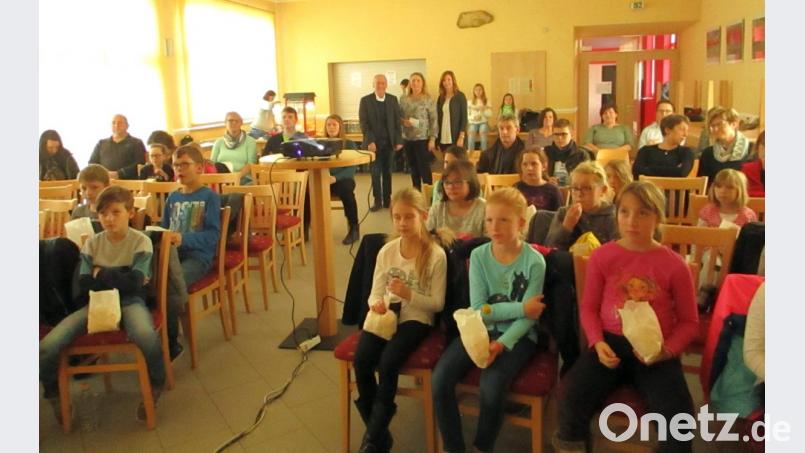 Gut besucht ist der kostenlose Familienfilmtag vom „Bündnis für Familie im Landkreis Tirschenreuth“ in der Rektor-Haindl-Aula in Neusorg. In der Mitte hinten, von links, stehend: Dr. Günther Fütterer, zweiter Bürgermeister, Sabine Frank vom Bündnis für Familie im Landkreis Tirschenreuth und Isabella Roth von der Beratungsstelle Kinder, Jugendliche und Eltern im Landkreis Tirschenreuth. Bild: kkl