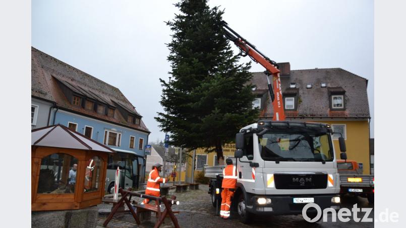 Der Weihnachtsbaum am Marktplatz wird in der ganzen Advents- und der Weihnachtszeit neben der Brunnenkrippe leuchten. Bild: gi