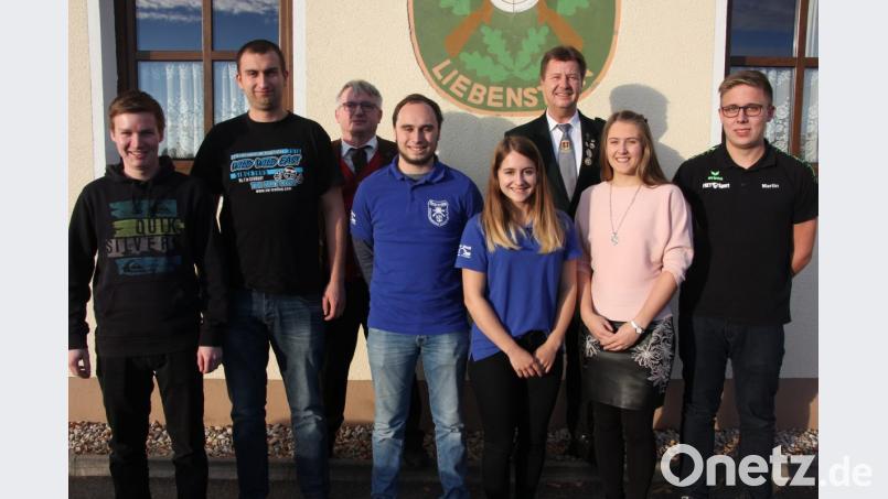 Die neugewählte Gaujugendleitung des Stiftlandgaus mit (von links) Julian Männer, Stefan Ernstberger, stellvertretendem Bezirksschützenmeister Dieter Beer, Gaujugendleiter Manuel Ernst, Sarah Weiß, Gauschützenmeister Manfred Zölch, Maria Prockl und Martin Riedl. Bild: kro