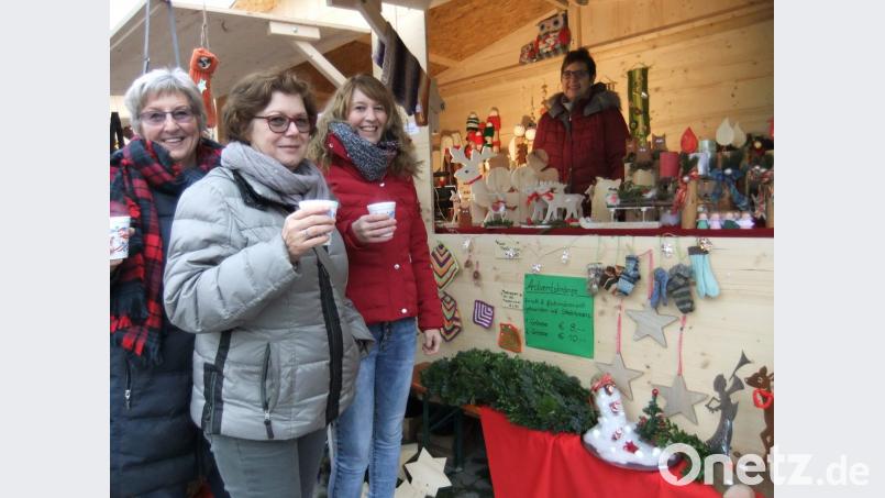 Schöne Unikate, gefertigt von Hobbykünstlern, aber auch eine Tasse Glühwein und eine heitere Unterhaltung: Den Besuchern gefällt’s beim Bummel durch den Markt. Bild: gm