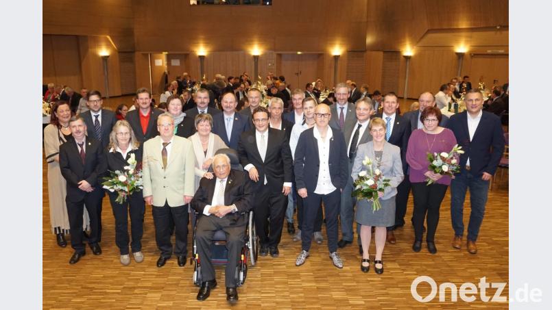 Die Jubilare mit Seniorchef Walter Bach (vorne), Dagmar Zauner (links), Betriebsratsvorsitzendem Florian Gelius (rechts) und den Geschäftsführern Christian Schiener, Marcus Bach und Maximilian Freiherr von Waldenfels. Bild: fppp
