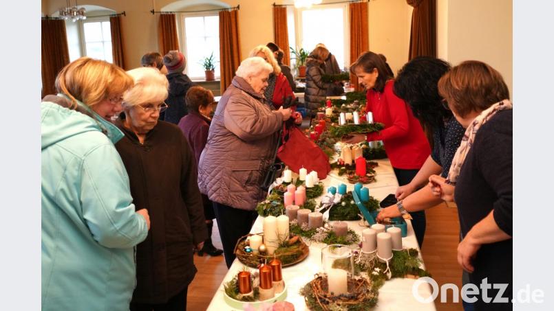 Das Frauenbundcafe ist gut besucht. Insgesamt 35 fertige Adventkränze gehen dabei über die &quot;Ladentheke&quot;. Bild: fvo