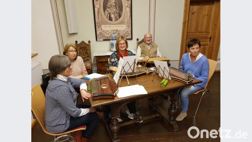 Die Musikgruppe "Saitenklang" unter der Leitung von Brigitte Hammer gestaltete den Abend musikalisch. Bild: hir