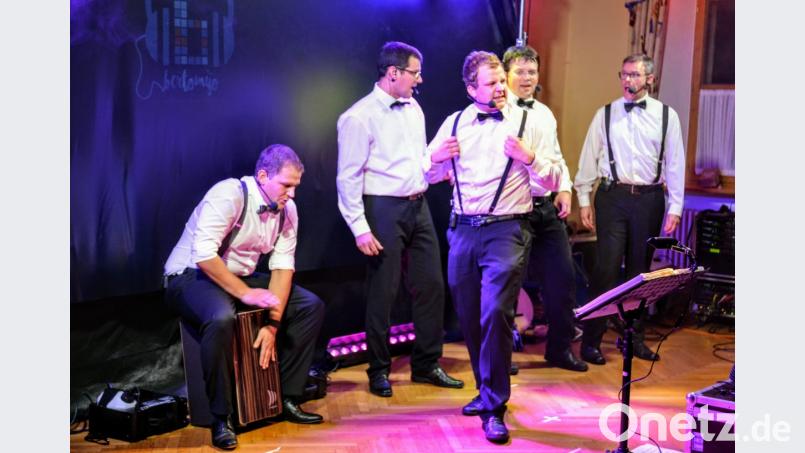 Beim Bertomijo-Konzert im Ehenfelder Pfarrsaal heizen die Sänger ihrem Publikum musikalisch ein. Bild: fdl