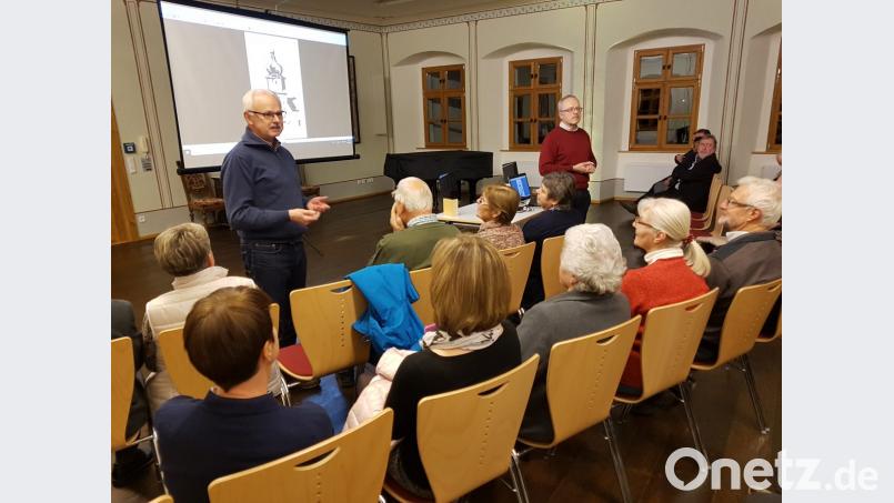 Hans Paulus (stehend links) und Reinhard Steindl (stehend rechts) präsentierten die Bilder der barocken Klosterkrippe. Bild: hir
