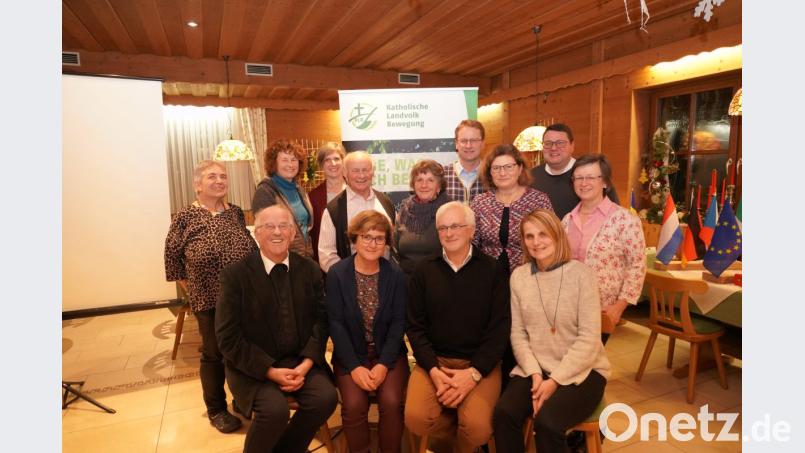 Die beiden Vorsitzenden des Landvolk-Kreisverbandes Neustadt/WN kommen aus der Marktgemeinde Waldthurn. Zur neuen Vorsitzenden wählten die Mitglieder bei der Kreisversammlung in Ilsenbach Maria Pleyer (sitzend, Zweite von links) aus Waldthurn. Manfred Kellner (sitzend, Zweiter von rechts) ist seit 2002 Kreisvorsitzender und wurde für weitere vier Jahre gewählt. Bild: fvo