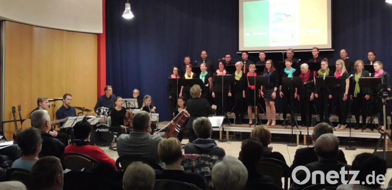 Dass Musik Nationen verbindet, stellt der Chor Happy Voices unter der Leitung von Andrea Eichenseer unter Beweis. Bild: nag