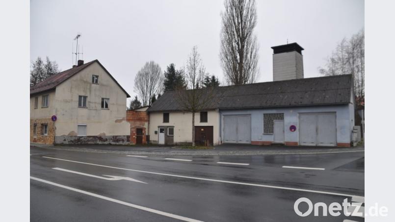 Das alte Bader-Haus (links) samt Nebengebäude kommt weg, die Fläche wird neu angelegt. Ebenso lässt die Gemeinde das alte Feuerwehrgerätehaus (rechts) für 400 000 Euro sanieren. Bild: ak
