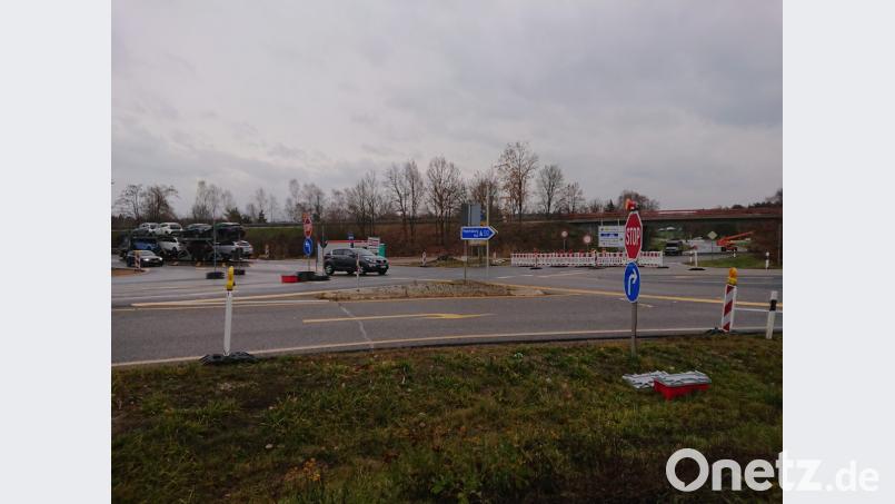 Noch gilt die Umleitung an der Brücke der Schwandorfer Nordumgehung (Bundesstraße 85) über die Kreisstraße 22 bei Fronberg. Bis Mitte Dezember sollen alle Umfahrungen aufgehoben werden. Bild: Hösamer