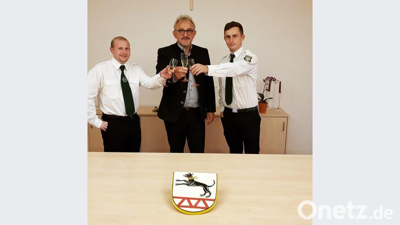Sie stoßen auf die Schirmherrschaft an: Benjamin Bonczyk, Bürgermeister Rudolf Schopper, Tobias Zenger (von links). Bild: tok