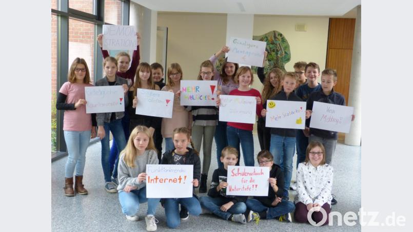 Bei der Demonstration der Sechstklässler dürfen Plakate mit den wichtigsten Forderungen nicht fehlen. Bild: exb