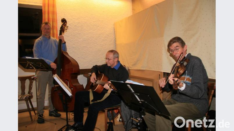 Die „KEMs“ - Hans Liedtke, Roland Amm und Siegfried Zaus (von links) – haben Spaß an der Musik. Sie umrahmen die Buchvorstellung im Schützenhaus. Bild: wro