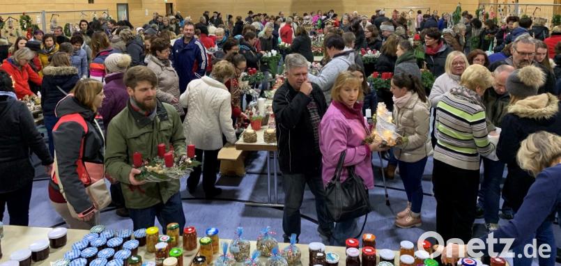 Pünktlich um 17 Uhr öffnet der KAB-Ortsverband am Samstag seine Pforten zum Advents- und Weihnachtsbasar. Im Nu ist die Mehrzweckhalle gefüllt. Viele fleißige Hände sorgen für einen reibungslosen Ablauf, um Hunderte an Besucher zu bedienen. Bild: mez