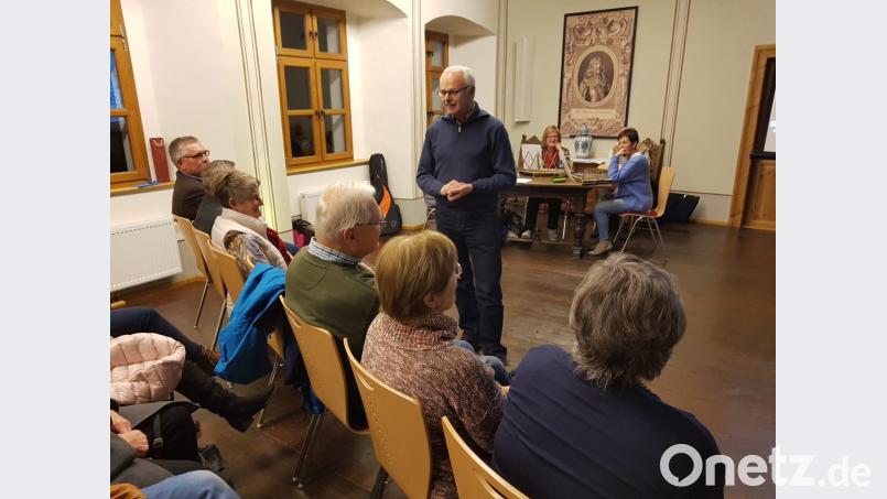 Hans Paulus vom Heimatkundlichen und Historischen Arbeitskreis "Der Stadtturm" stand den interessierten Besuchern Rede und Antwort zu den Fragen rund um die Krippe des Franziskanerkloster aus dem 18. Jahrhundert. Bild: hir
