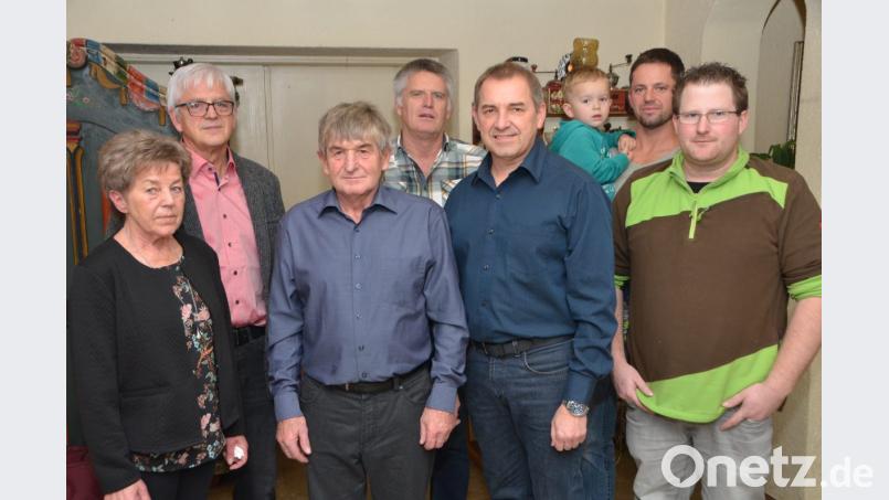 Gisela und Wolfgang Töppel (von links) sowie Juniorchef Michael Töppel (Zweiter von rechts) ehren treue Mitarbeiter, darunter Konrad Bodensteiner (Dritter von links) für 40 Jahre Betriebszugehörigkeit. Bild: dob