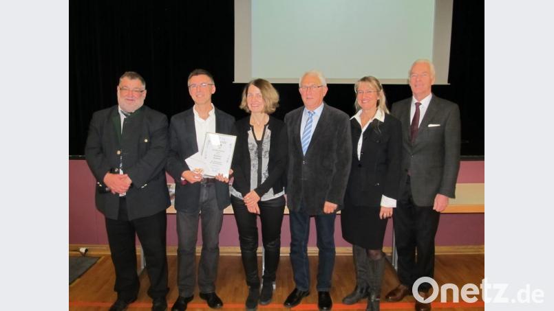 Der mit 300 Euro dotierte Kulturpreis der Stadt Nabburg geht an Raphael Haubelt (Zweiter von links). Den Applaus dafür widmet er seiner Ehefrau Christa (daneben). Bürgermeister Armin Schärtl (links) und seine Stellvertreter Kurt Koppmann und Heidi Eckl sowie Arnold Kimmerl (rechts) in Vertretung des Landrates gratulierten. Bild: bl