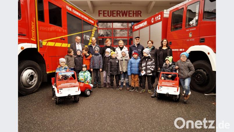 Die Fire-Kids können nun mit ihren Feuerwehr-Tretautos losdüsen. Bild: arw