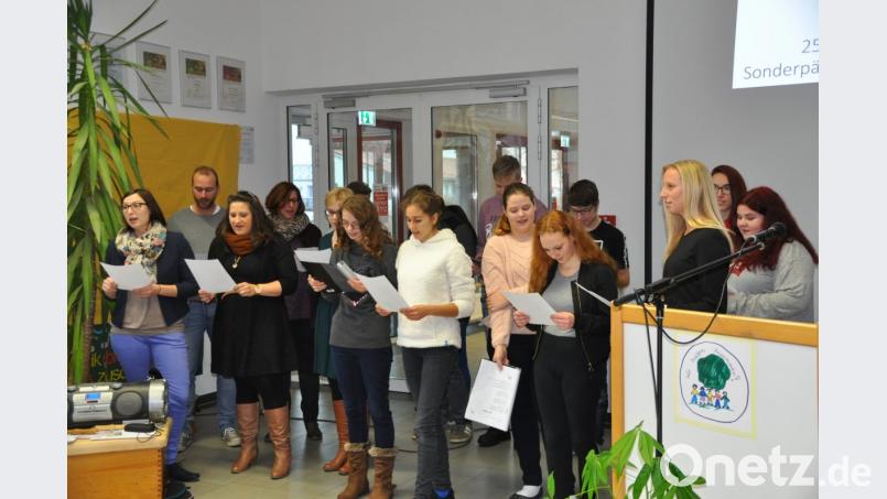 &quot;Glückwunsch und danke&quot; singen die 9. Klasse und einige Lehrkräfte. Bild: ak