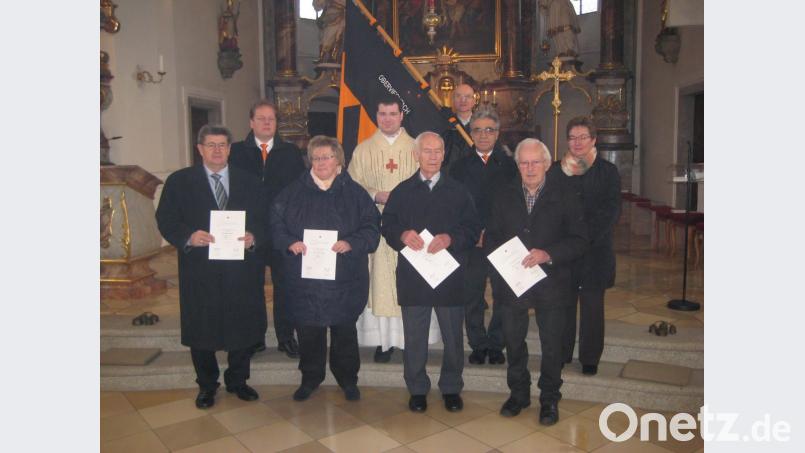 Vier Mitglieder der Kolpingsfamilie wurden für beim Kolping-Gedenktag für ihr langjähriges Engagement geehrt. Urkunden und Ehrennadel erhielten (vordere Reihe von links) Wilfried Neuber, Lisa Prögler, Egidius Preiß und Ludwig Berger. Bild: slu