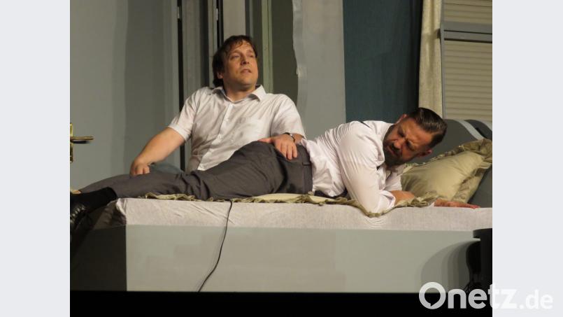 Was Pignon (Sebastian Teichner hinten) und Ralph (Bürger Lars Dietrich) im Bett treiben, ist anders, als mancher darpber denken mag. Bild: ubb