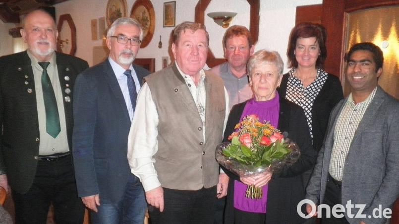 Glückwünsche sprachen Pfarrvikar Joseph Kokkoth (rechts) und Bürgermeister Manfred Rodde (Zweiter von links) sowie Schützenmeister Edi Biersack ( links) der Jubilarin (Dritte von rechts) aus. Mit im Bild Gatte Franz, und Sohn Jürgen mit Ehefrau Helga. Bild: mab