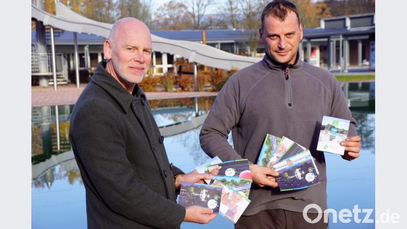 Geschäftsleiter Robert Kratzenberg (links) und Bademeister Kai Wolf (rechts) stellen das neue Angebot der Naturerlebnisbad GmbH vor. Bild: bkr