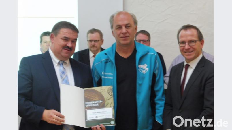 Im Auftrag des Deutschen Fußballbundes übereichten BLSV-Präsident Jörg Amon (rechts) und Kreisvorsitzender Albert Kellner (rechts) beim Tag des Ehrenamts in Pielenhofen den DFB Sonderpreis mit Uhr an den Vorsitzenden der DJK, Robert Söllner senior. Bild: soj
