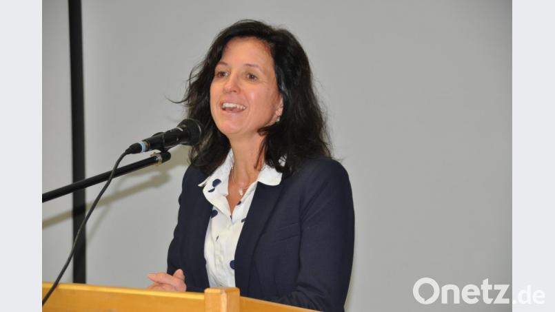 Regierungsschuldirektorin Christina Bergmann würdigt die mannigfaltige Unterstützung der Schule und ihrer Schüler durch den Förderverein. Bild: ak