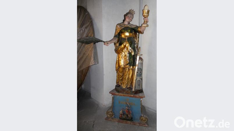 Oft trägt die Heilige Kelch und Hostie. Im Benediktinerkloster Beuron in Nordostböhmen führt sie sogar das Schwert, mit dem sie getötet wurde, mit sich. Bild: Rainer Christoph