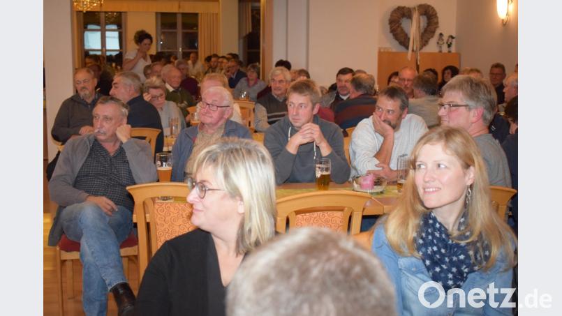 Die Bürgerversammlung stieß auf großes Interesse. "Das Landhaus" war bis auf den letzten Platz besetzt. Bild: bnr