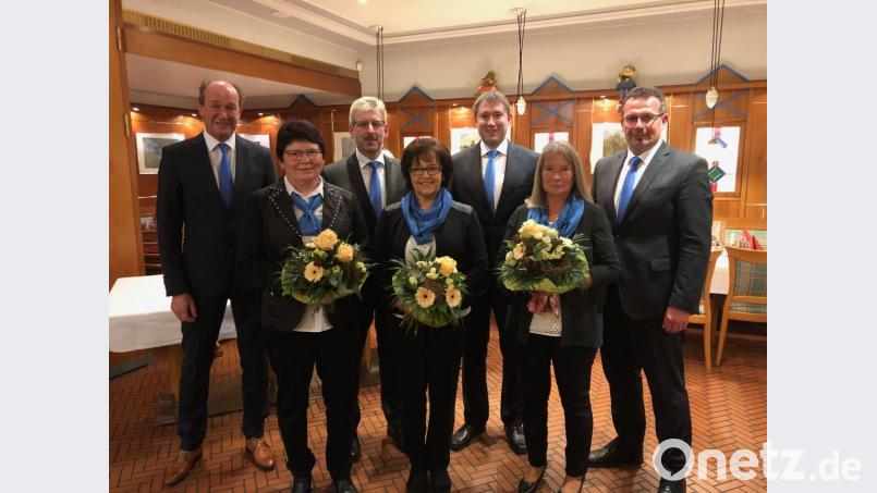 Die Vorstände (hinten von links) Herbert Meier, Robert Haubner, Thomas Keck und Joachim Geyer sagten ein herzliches &quot;Vergelt´s Gott&quot; an die ausgeschiedenen Kollegen (vorne von links) Anni Langsteiner, Waltraud Popp und Magdalena Schelter. Bild: mez