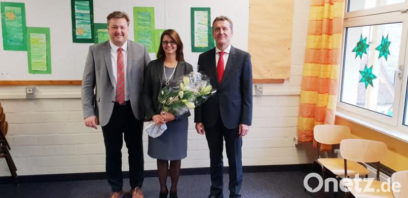 Bürgermeister Stefan Braun (links) und Schulrat Gerald Haas überreichen der neuen Schulleiterin Ulrike Hampel-Sperlich Blumen. Bild: hmp