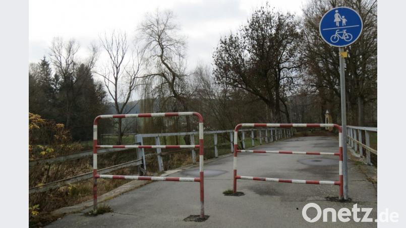Die marode Schwarzachbrücke darf seit geraumer Zeit nur noch von Fußgängern und Radfahrern benutzt werden. Nun steht eine erneute Brückenprüfung an. Diese wird zeigen, ob das stark geschädigte Bauwerk dann überhaupt noch benutzt werden darf. Bild: Köppl
