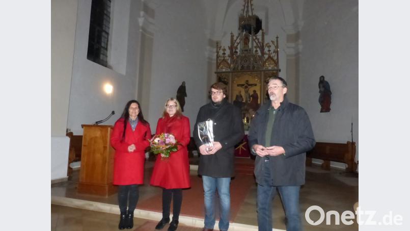 Dank für den Abend mit (von links) Gerda Stollner (Vorsitzende Förderverein), Katharina Flierl, Markus Ritzel und Pfarrer Andreas Utzat. Bild: fm