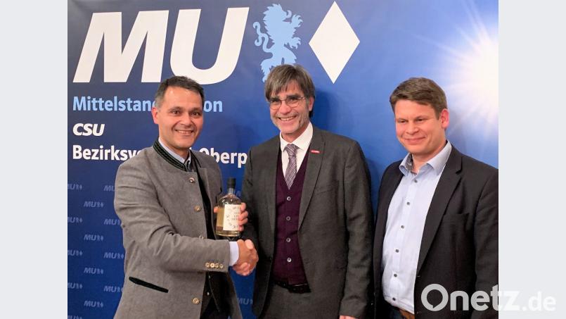 MU-Kreisvorsitzender Leonhard Zintl (links) und MU-Bezirksvorsitzender Benjamin Zeitler (rechts) bedanken sich beim Hauptgeschäftsführer der Handwerkskammer Oberfranken Thomas Koller (Mitte) für sein Kommen zum traditionellen Karpfenessen der Mittelstandsunion. Bild: mez