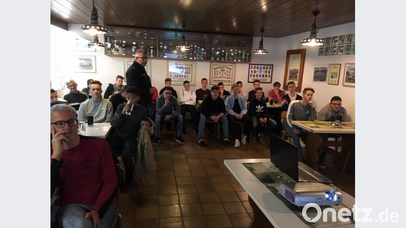 Über eine Stunde klärte Polizeioberkommissar Martin Behrendt die mehr als 30 Zuhörer über Drogen im Sportzentrum des TSV Pressath auf. Bild: ffz