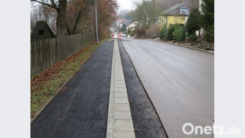 Mit den Tiefbauarbeiten zum Breitbandausbau wurden im Gebiet Sporrer auch Reparaturen an den Gehwegen, Wasserrinnen oder Sinkkästen kostengünstig mit durchgeführt. Bild: ow