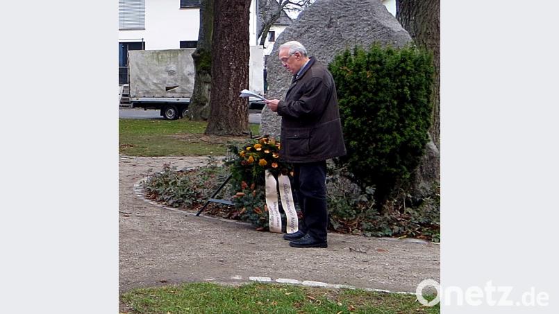 Die Siedlergemeinschaft Moosfurt legt am Totensonntag am Mahnmal in der Siedleranlage einen Kranz nieder. Helmut Ruhland spricht zu den Anwesenden. Bild: R. Kreuzer