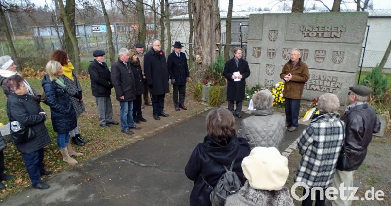 Den Verstorbenen der Vertreibung und Flucht gedachten am Vertriebenenmahnmal Norbert Uschald (links) und Lothar Fischer am Totensonntag mit den Vertretern der Landsmannschaften der Vertriebenen. Bild: Dobmeier
