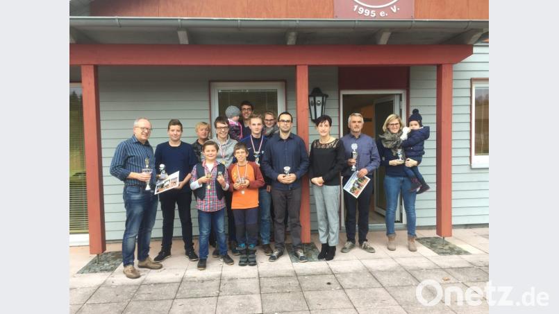 Pokale und Urkunden gab es zum Ende der Freiluftsaison für die erfolgreichen Tennisspieler der Tennisgemeinschaft Parkstein. Bild: bey