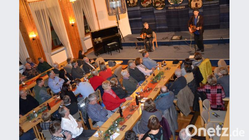 Das Publikum ist vom neuen Programm „Mei, Oberpfalz!“ des Liedermachers Hubert Treml begeistert. Er bescherte den Besuchern einen Abend mit Herz, Humor und zum Nachdenken. Gitarrist Robert Prill begleitete ihn. Bild: gi