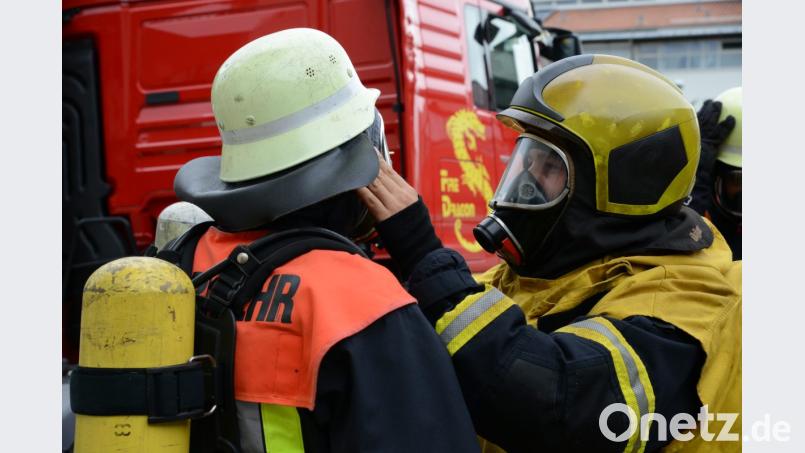Die Feuerwehr Hiltersdorf muss einen Brand wegen heißer Asche löschen. Bild: Petra Hartl